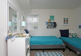 2BR, 1.5BA - 917 SF - Park East Apartments