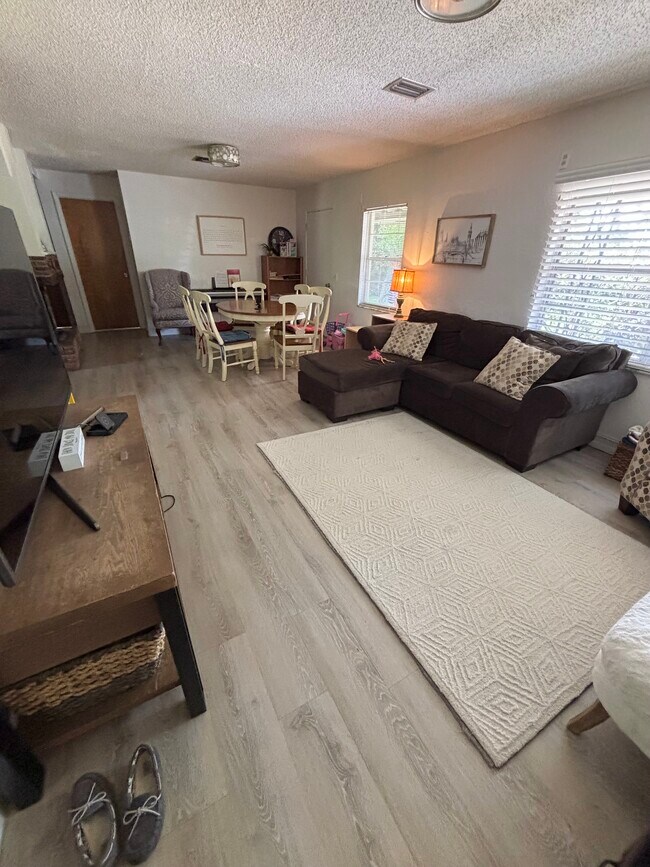 Foto del edificio - 550 Forest Lake Dr