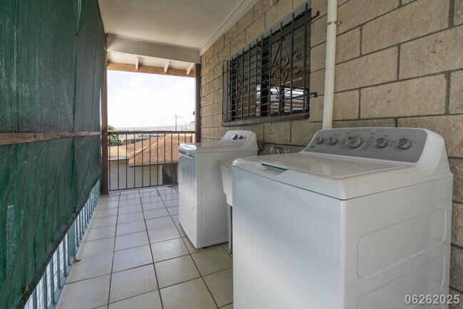 Foto del edificio - 3BR/2BA/2PKG(TANDEM) STREET LEVEL UNIT IN THREE PLEX IN ALIAMANU