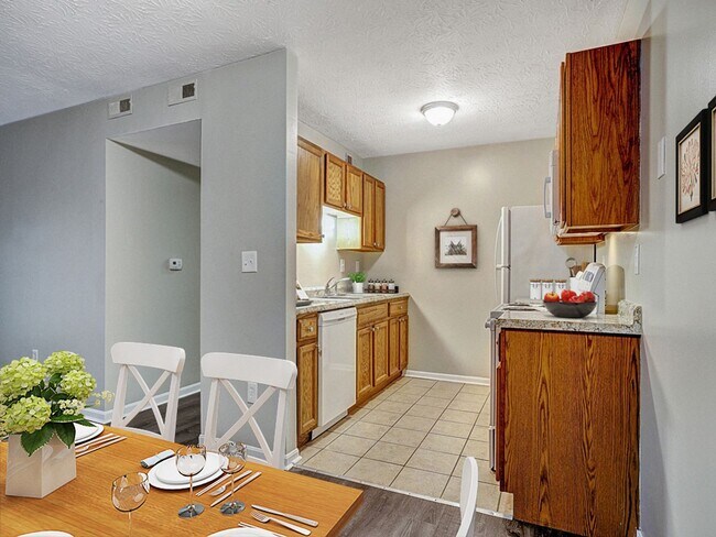 Foto del edificio - Pennington Court Apartments - Spacious with Washer/Dryer Hookups