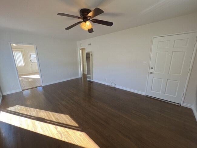Building Photo - 354