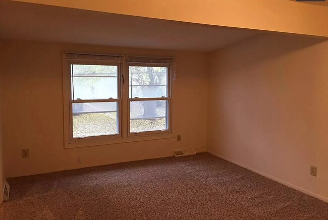 Building Photo - 6050 Wentworth Ave