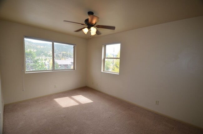 Building Photo - Unfurnished 2 Bed 2 Bath Condo-HEAT INCLUDED!