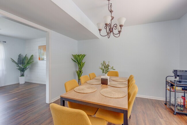 Building Photo - 302 Lampros Ct