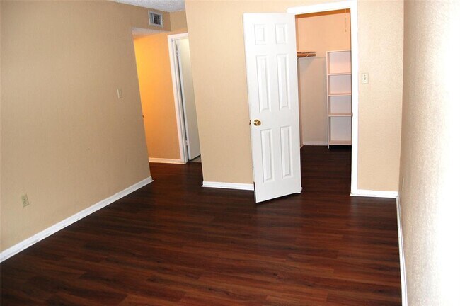 Foto del edificio - 250 El Dorado Blvd