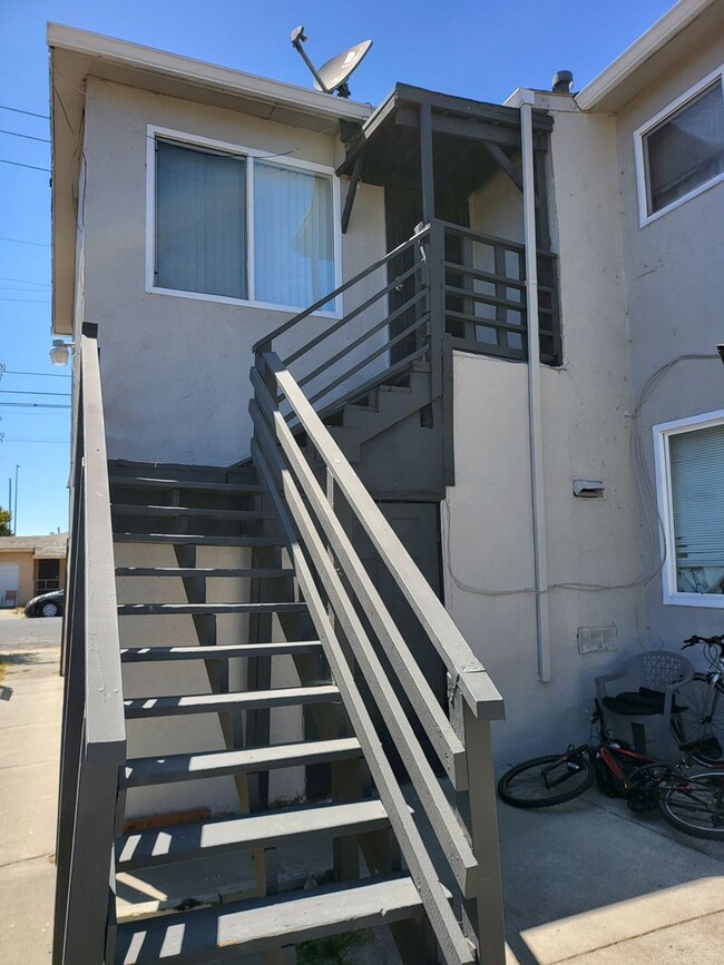 Building Photo - 418 C St