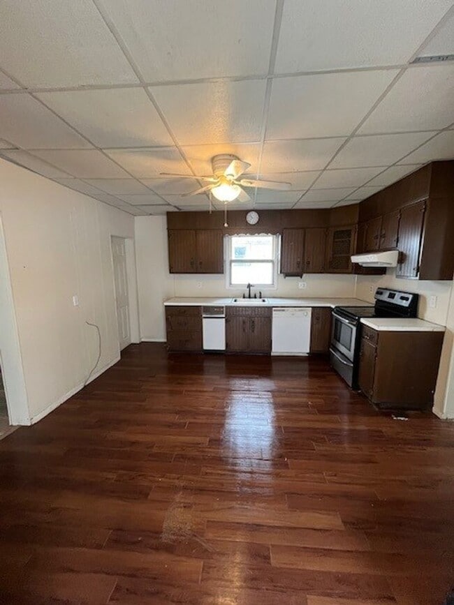 Foto del edificio - 4 bedroom 2 bathroom