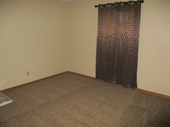 Building Photo - NEW LISTING! 2 Bedroom Duplex in Albion!!!