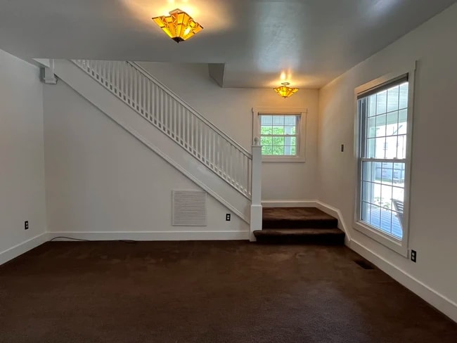 Building Photo - 723 E 10th St