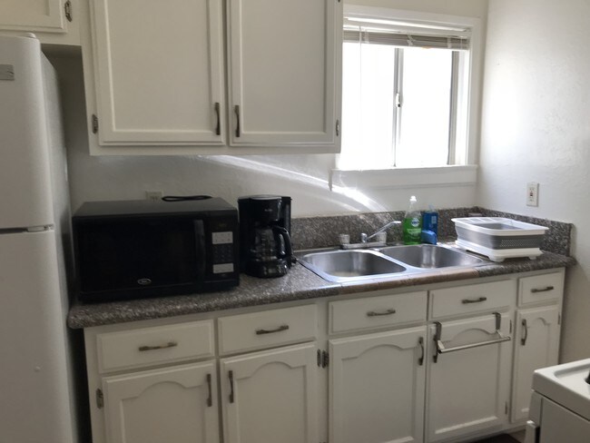 Kitchen with granite countertop - 2639 Dobinson St