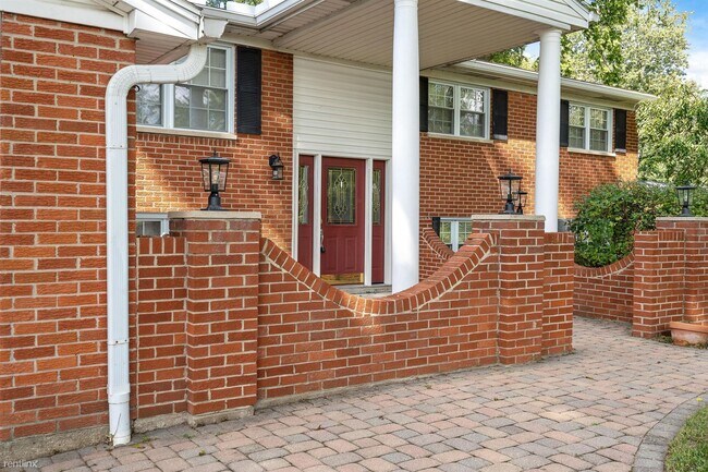 Building Photo - 4 br, 2 bath House - 2045 La Grange Road