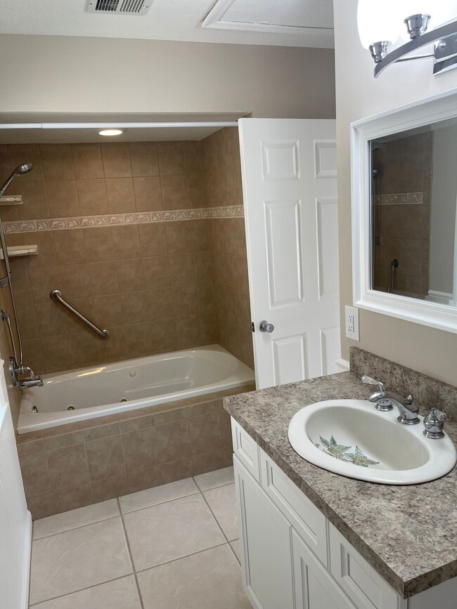 Building Photo - 8390 SE Camellia Dr