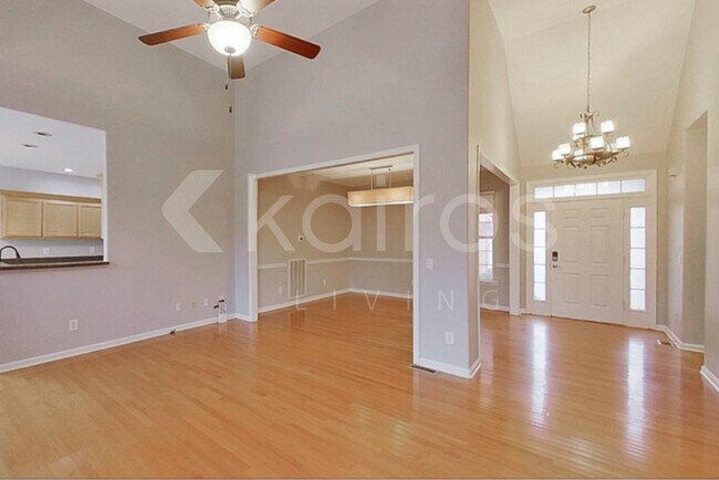 Foto del edificio - 605 Sophia Ct