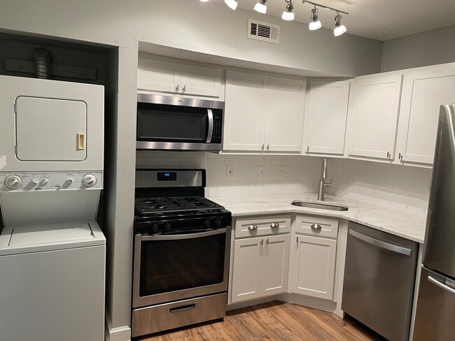 Updated kitchen with Granite - 9055 Wrenwood Ln