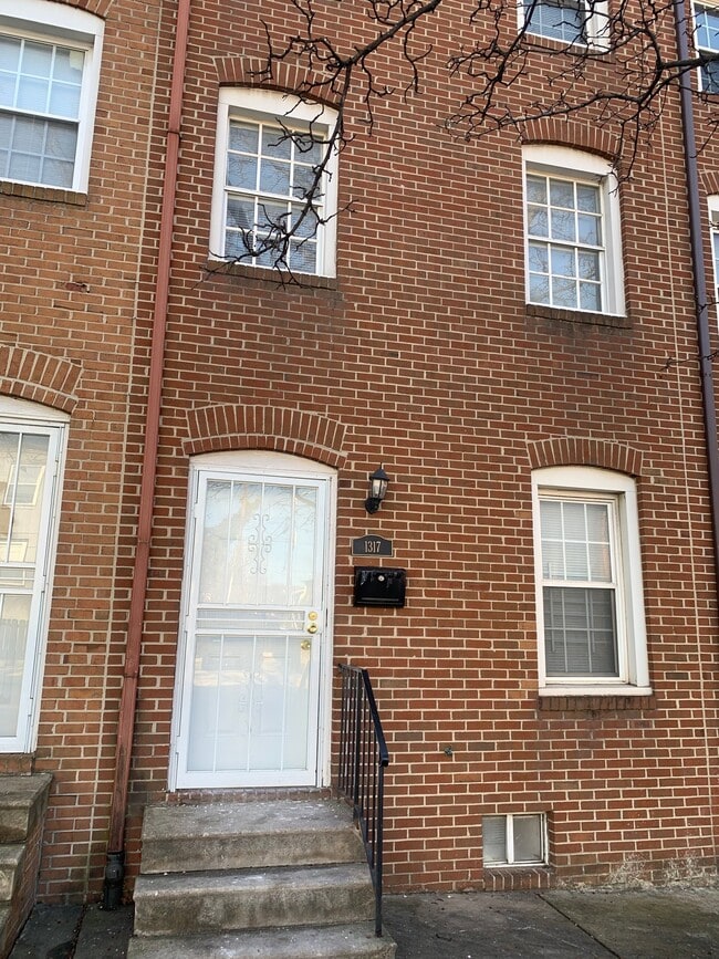 Building Photo - 1317 E Eager St