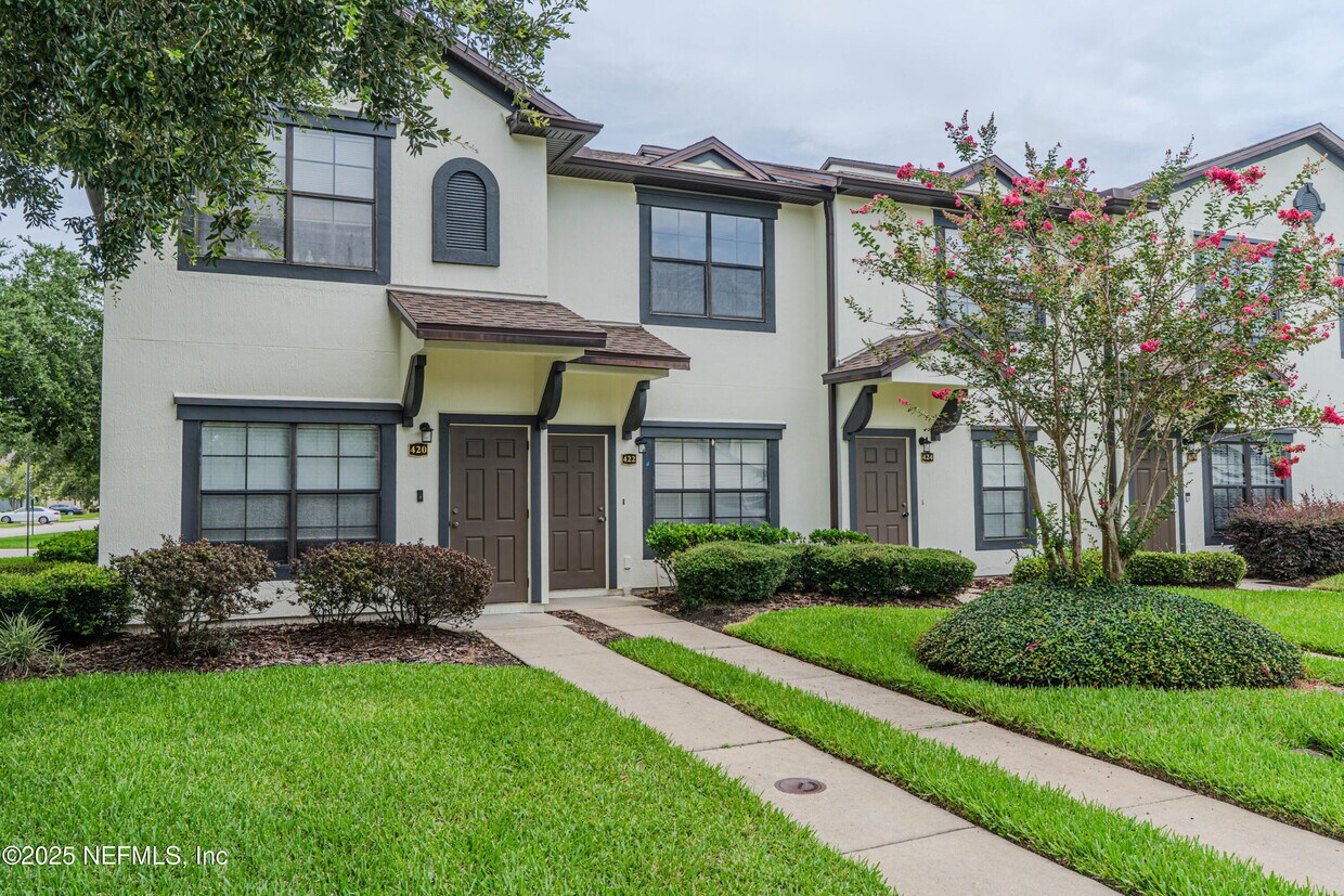Foto principal - 422 Cabernet Pl
