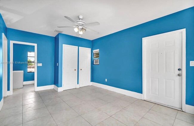 Building Photo - 613 Sharar Ave