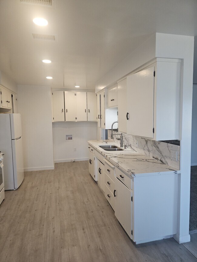 Building Photo - 1757 W 103rd St