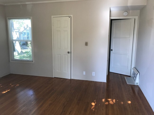 Foto del edificio - 331 E Elmwood Ave