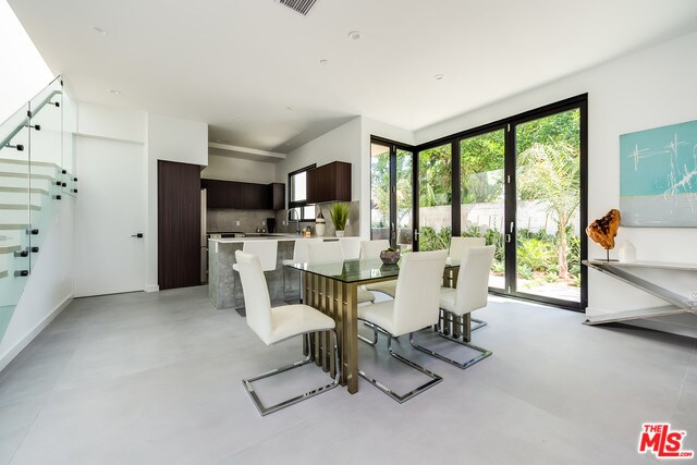 Foto del edificio - 372 N San Vicente Blvd