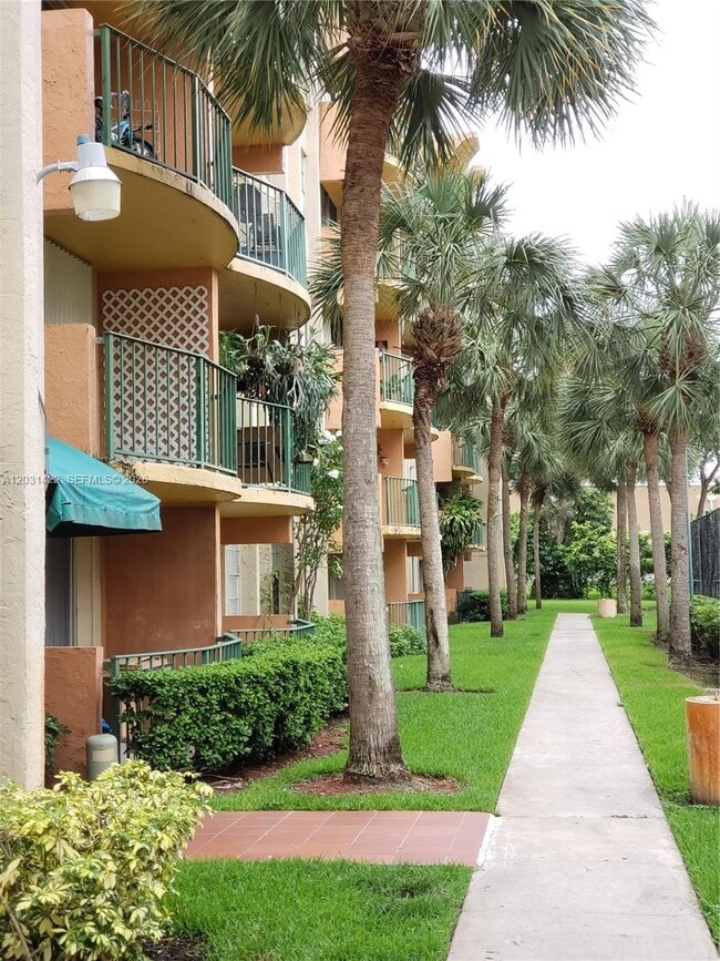 Building Photo - 9310 Fontainebleau Blvd