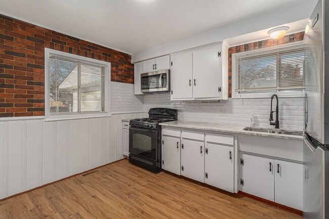 Building Photo - 24310 Rosemarie Ave