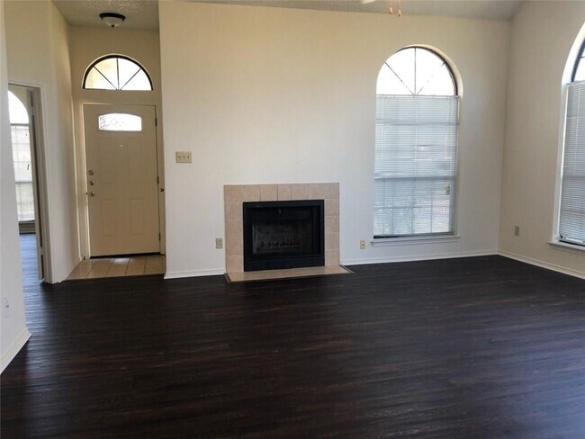 Foto del edificio - 914 Teakwood Ln