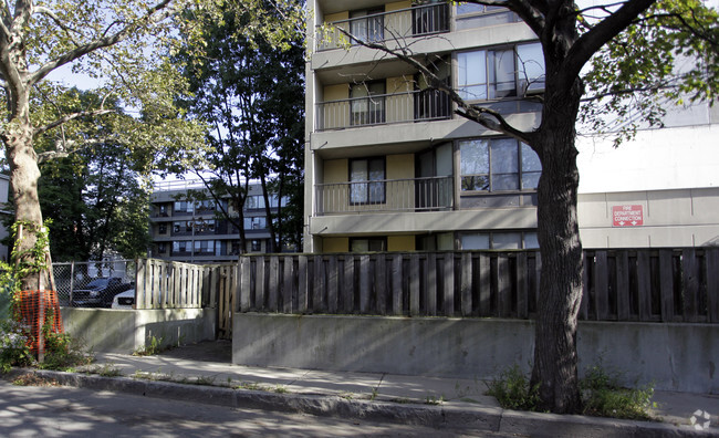 Foto del edificio - Lyndon B Johnson Apartments