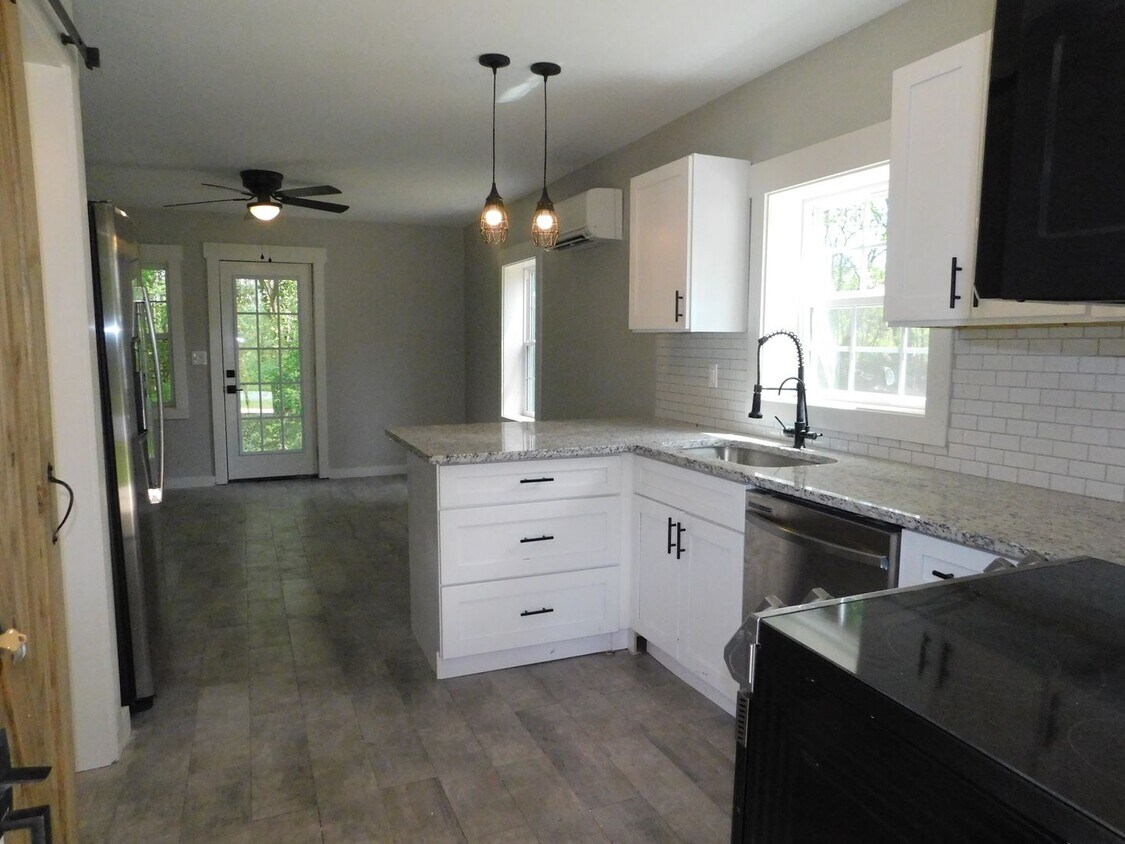 Foto principal - Newly Renovated 2 bed 1 bath cottage