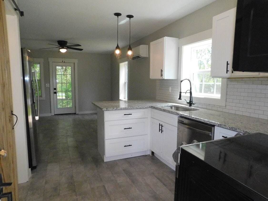 Primary Photo - Newly Renovated 2 bed 1 bath cottage