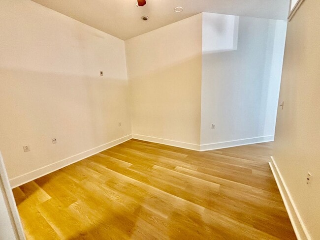 Building Photo - 1 Bedroom Condo Downtown!
