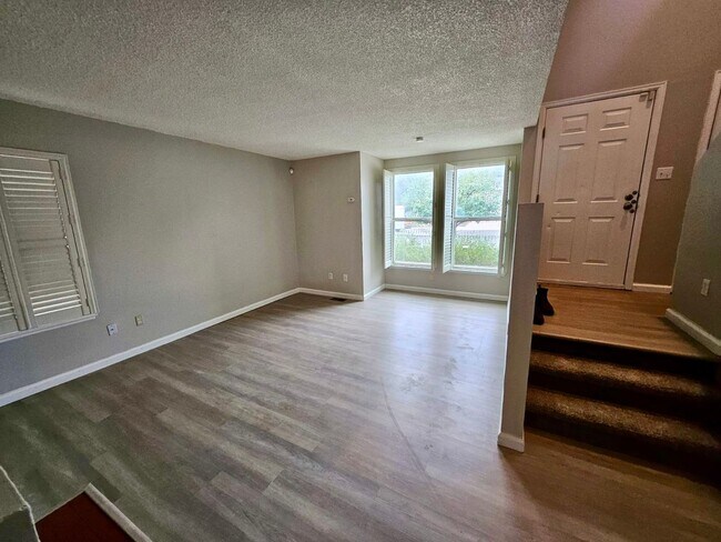 Foto del edificio - Check out this updated duplex in the heart...