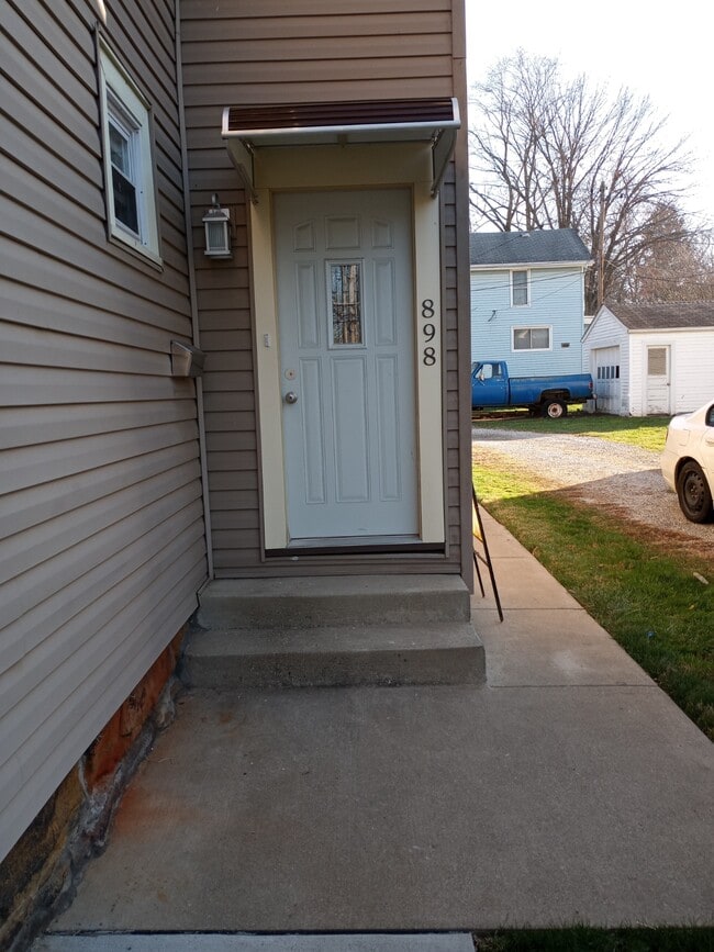 Entrance - 898 1st St NE