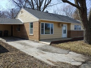 Building Photo - 211 Sauk Trail