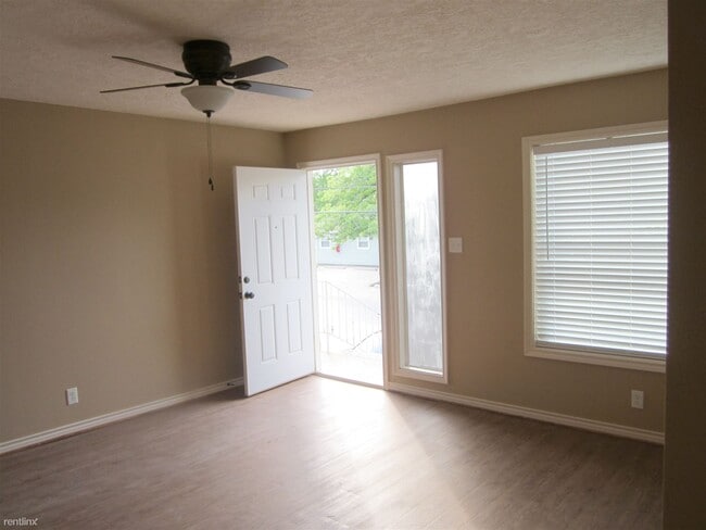 Building Photo - 2 br, 1 bath 4plex - 503 Foch St 3