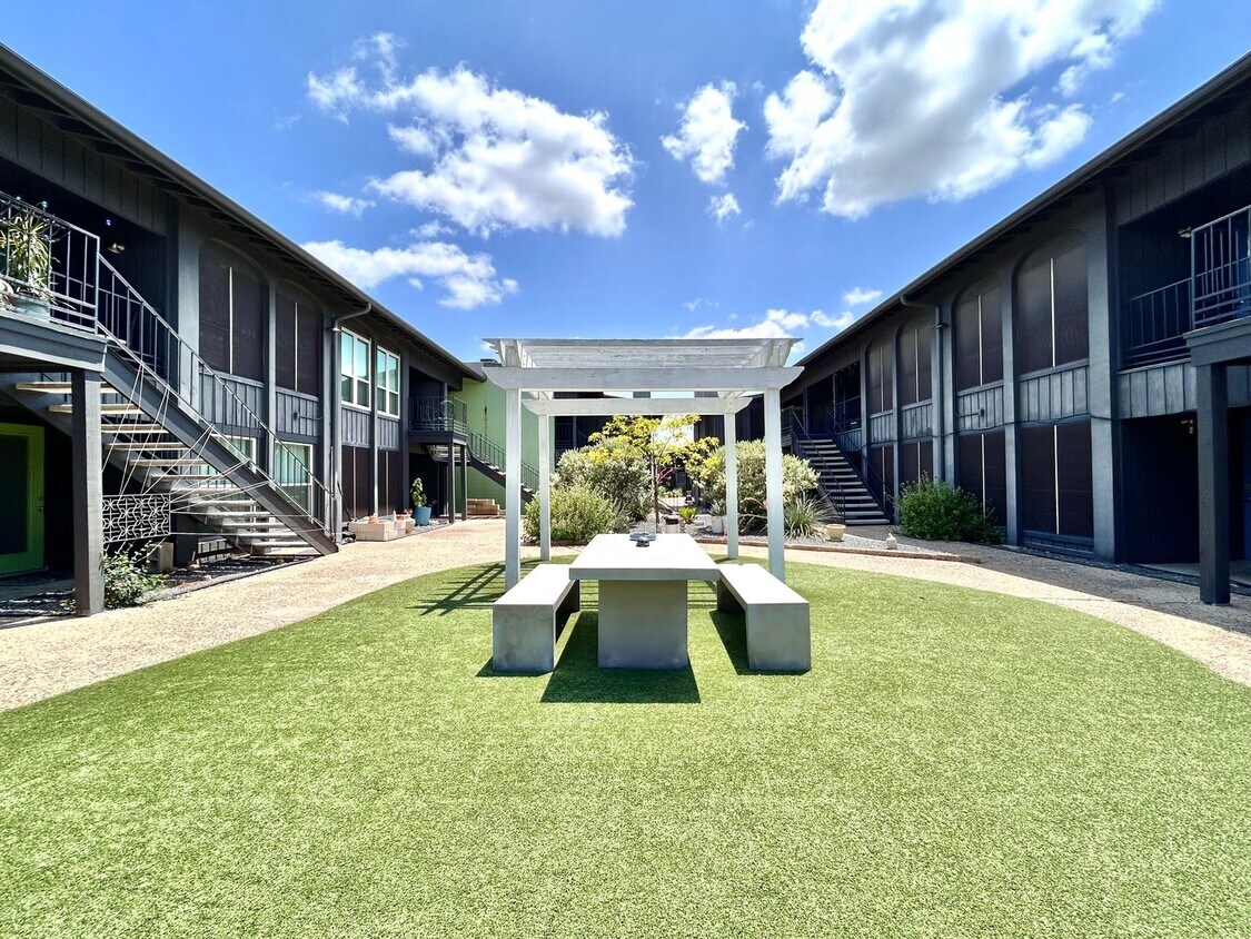 Foto principal - Modern & Cozy 2BR/2BA Home with Stylish Fi...