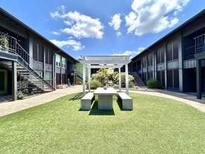 Building Photo - 909 Reinli St