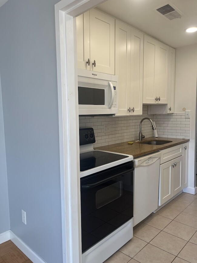 Modern Kitchen - 3101 S Manchester St