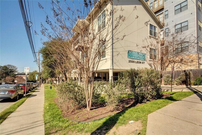 Building Photo - 1100 W 25th St