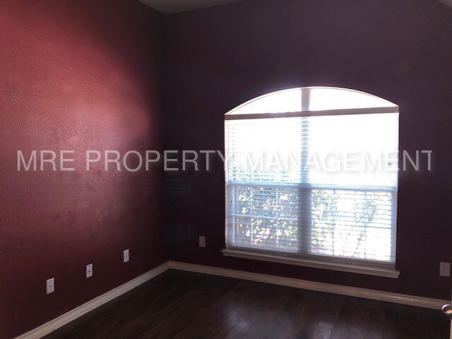 Building Photo - 614 Valencia Dr