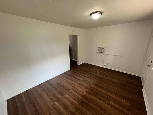 Building Photo - Charming 3-Bedroom Duplex Near CHI Memoria...