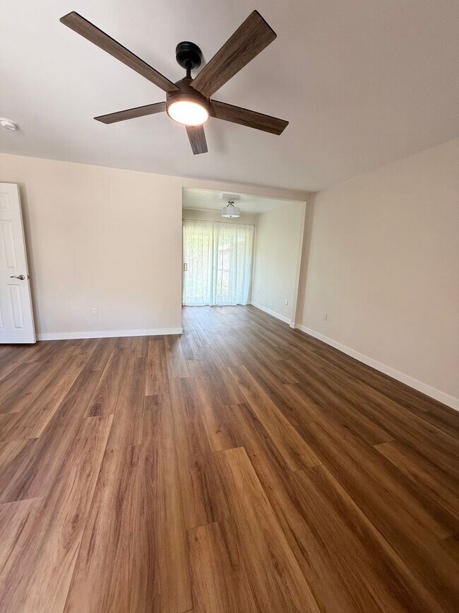 Building Photo - 2 Bed 1.5 Bath Fully Remodeled Condo AVAIL...