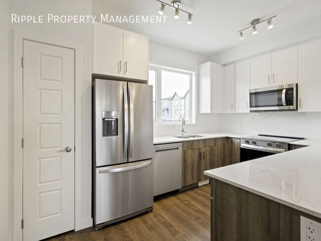 Building Photo - INCREDIBLE 2 BEDS/2.5 BATHS TOWNHOUSE WITH GARAGE INCLUDED!