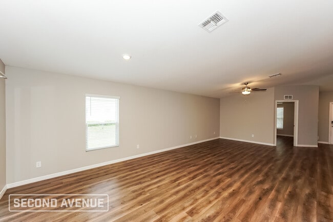 Building Photo - 5233 Farmington Ave