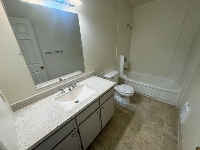 Building Photo - (964 - 01) 2 bedroom/1 Bath