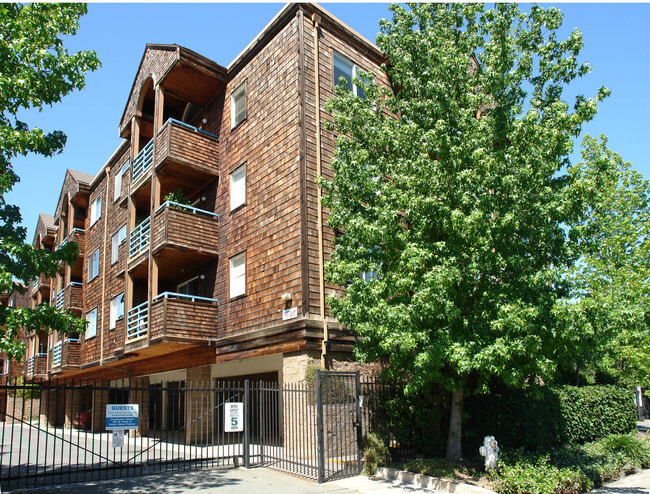 Building Photo - Castlewood Apartments