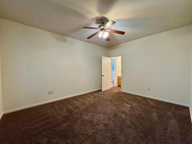 Building Photo - Duplex *LEASING SPECIAL AVAILABLE*