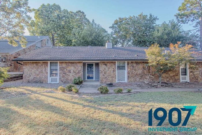 Building Photo - Stunning 3-Bedroom Executive Home in Norma...