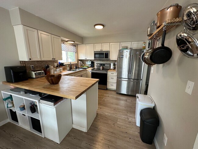 Building Photo - 4 BED 2 BATH HOME CLOSE TO PETERSON AFB & SCHRIEVER AFB!