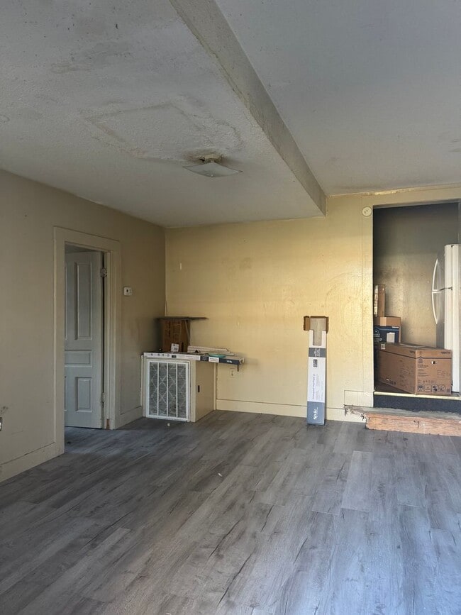 Building Photo - Charming Duplex